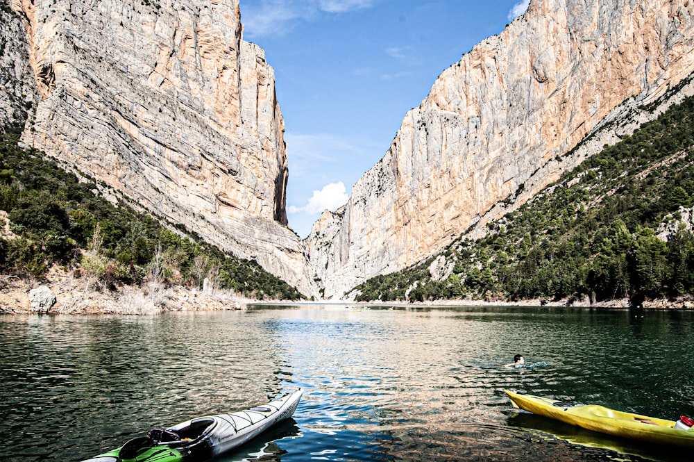 kayak jaune sur la rivière près de Rocky Mountain pendant la journée