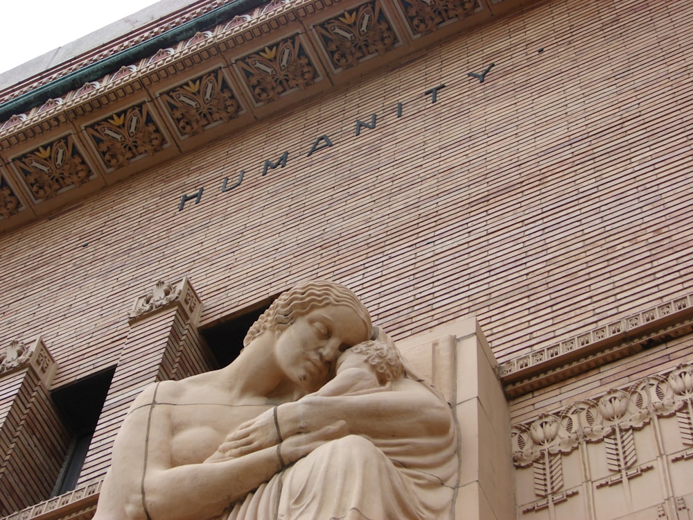 mujer en vestido estatua de hormigón