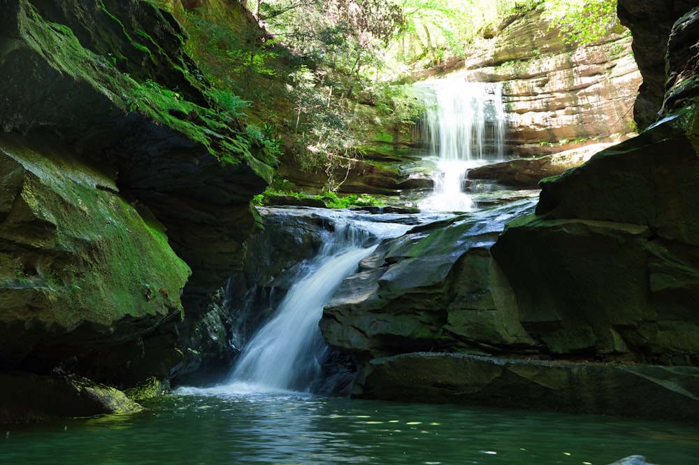 Chutes d’eau sur les montagnes Rocheuses