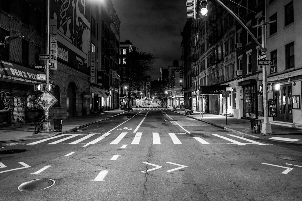 Foto en escala de grises de la calle de la ciudad