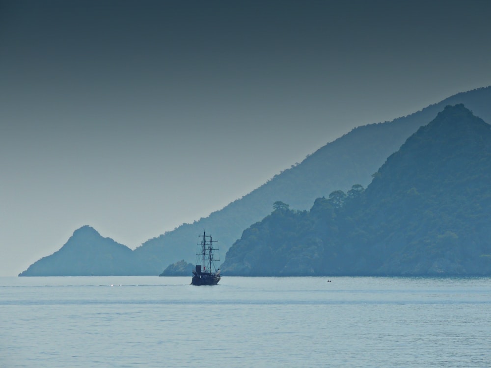 navio preto no mar durante o dia
