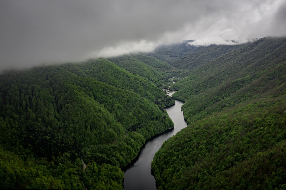 Montañas verdes bajo el cielo blanco durante el día