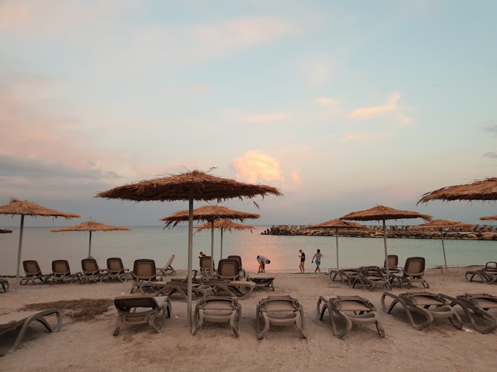 weiße und braune Sonnenschirme am Strand tagsüber