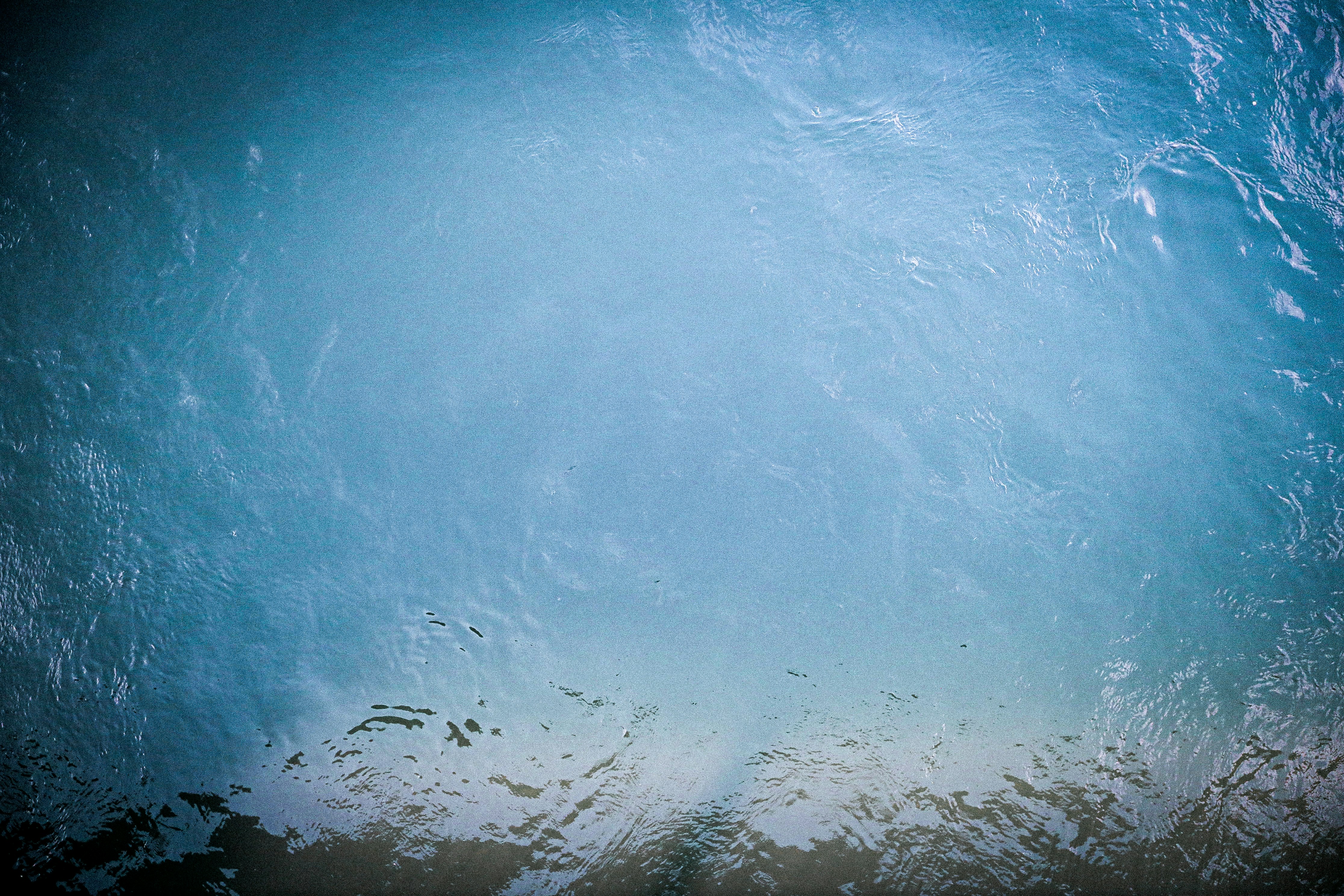 青と白の水面の写真 Unsplashで見つける青いの無料写真