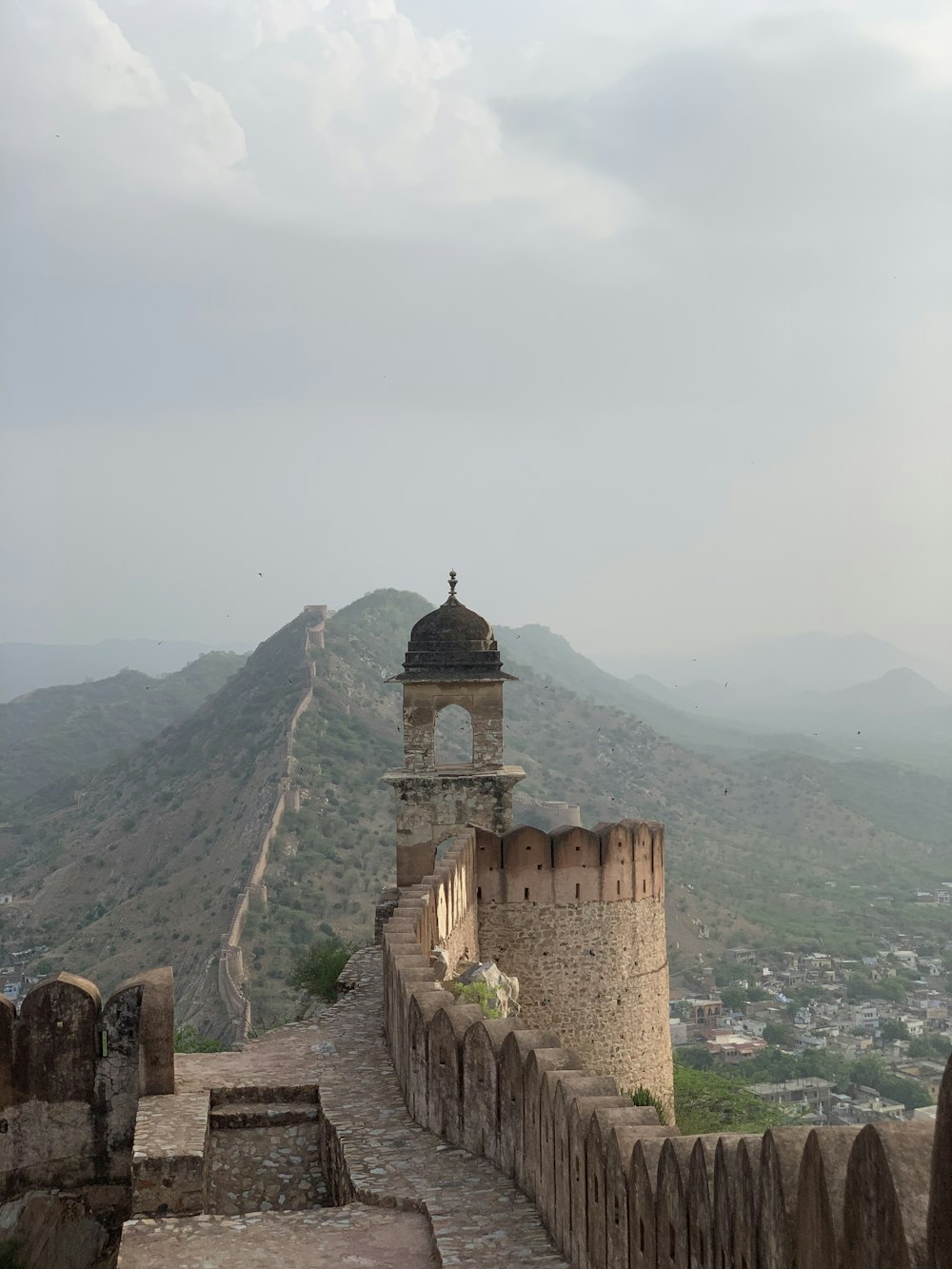 bâtiment en béton brun au sommet de la montagne pendant la journée