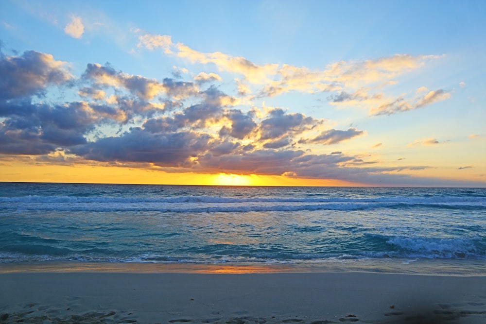 Onde del mare che si infrangono sulla riva durante il tramonto