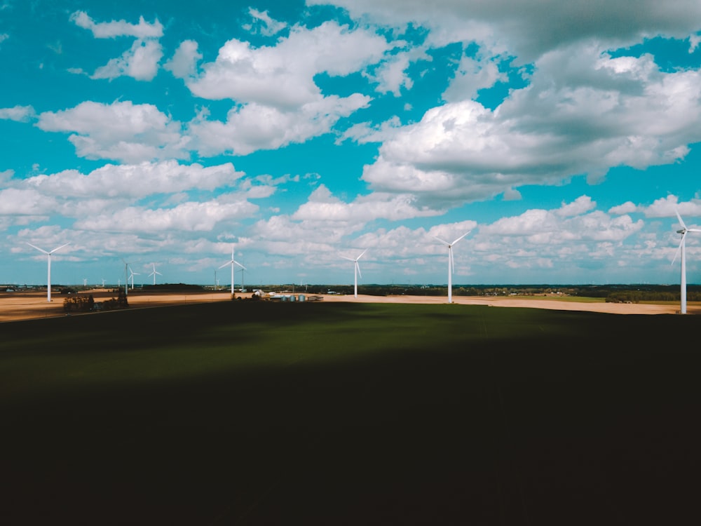 Weiße Wolken über dem Meer