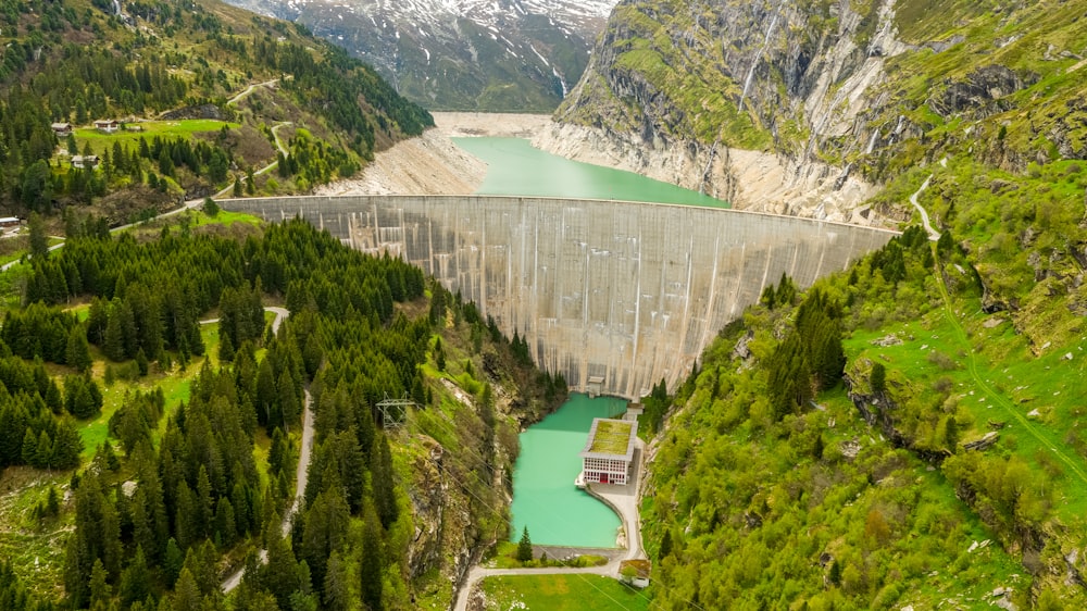 Fiume verde tra montagne verdi durante il giorno