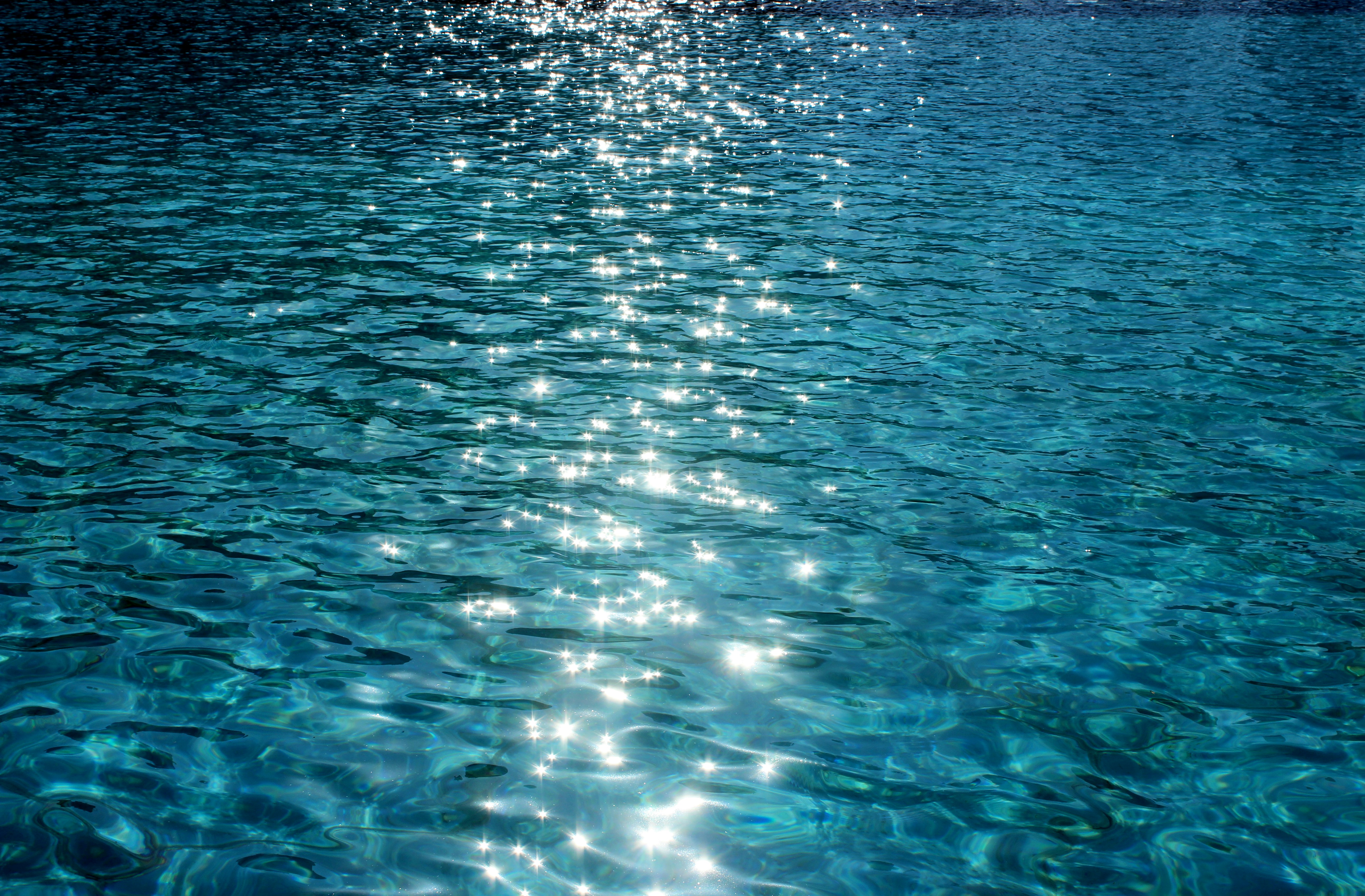 Pool with clear water and a reflection of the sun