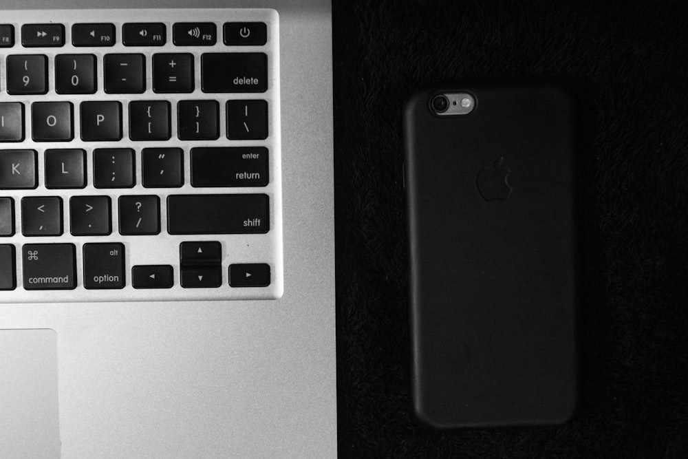 シルバーのMacBookに黒のiPhone 7