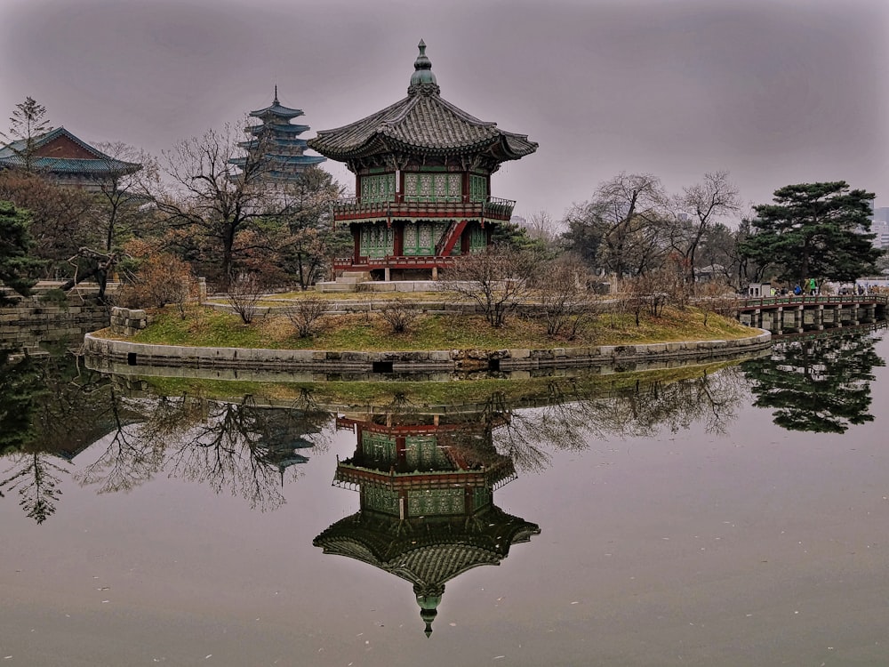 湖畔の緑と茶色のパゴダ寺院