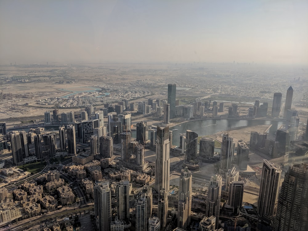 日中の都市の建物の航空写真