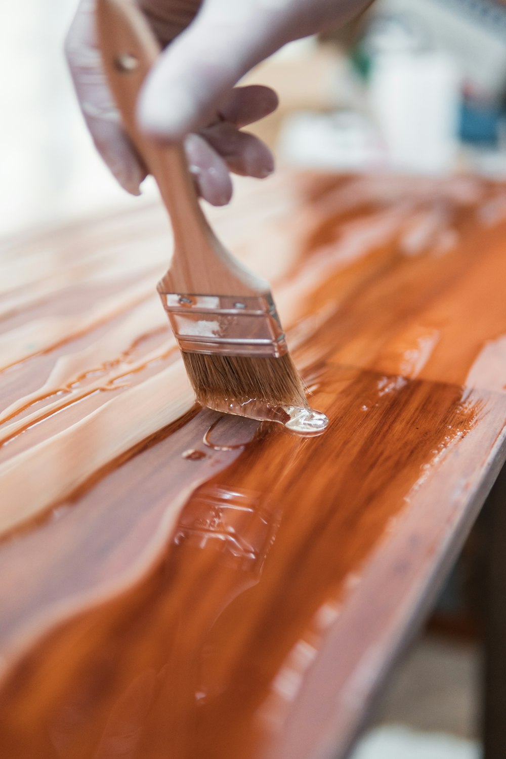 Cepillo con mango de madera marrón sobre mesa de madera marrón