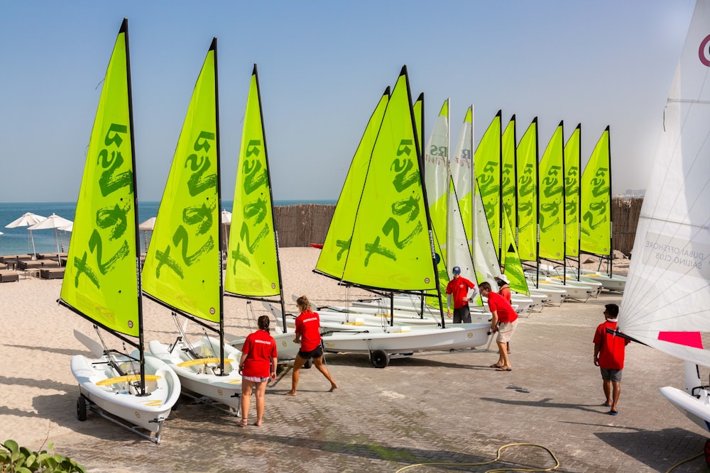 pessoas na praia durante o dia