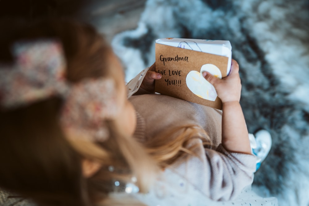 Frau im weißen Hemd mit braunem Buch