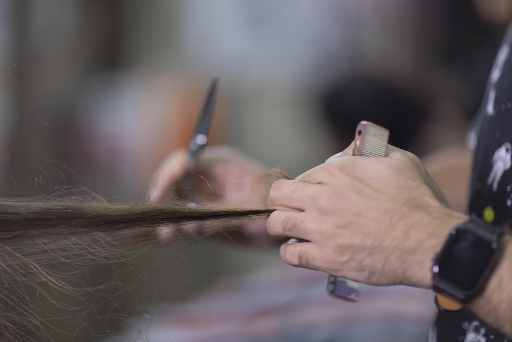 mulher segurando a caneta e escrevendo no papel