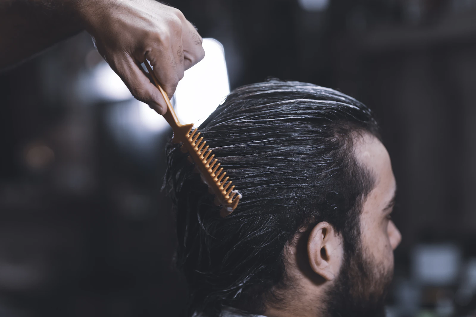 Cabello húmedo peinado antes del corte