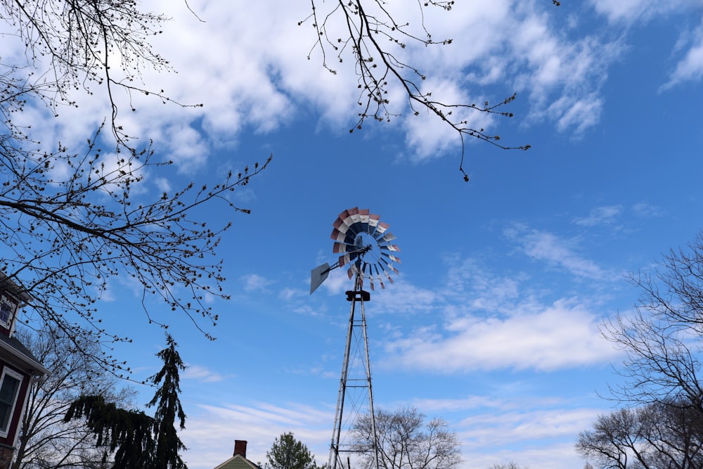 ruota panoramica bianca e rossa sotto il cielo blu durante il giorno