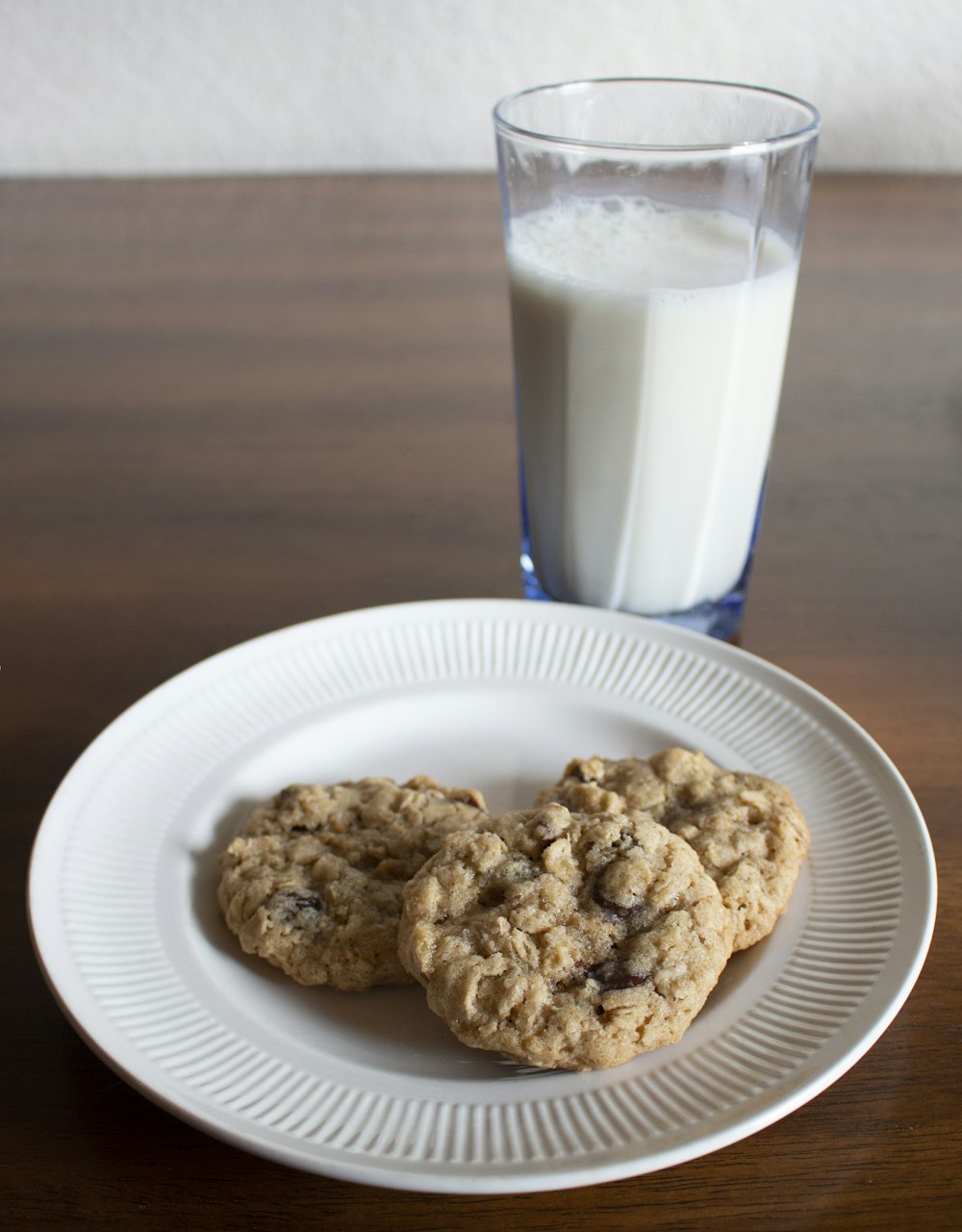 Aliments frits sur assiette ronde blanche