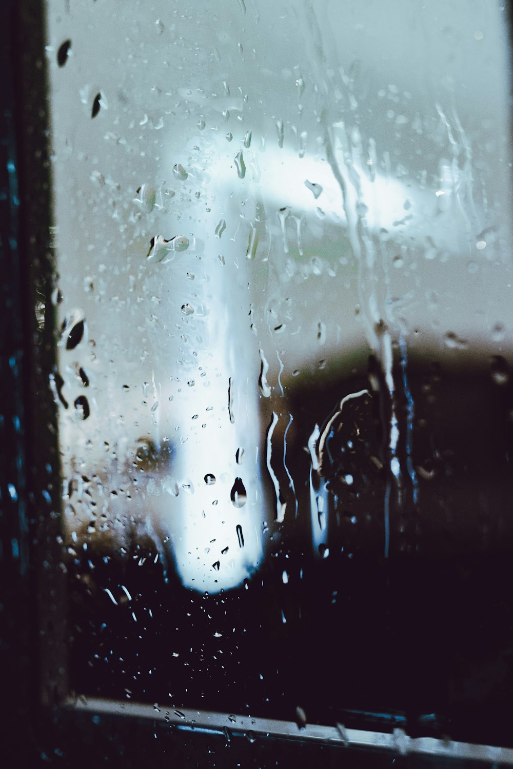 gotas de agua en la ventana de vidrio