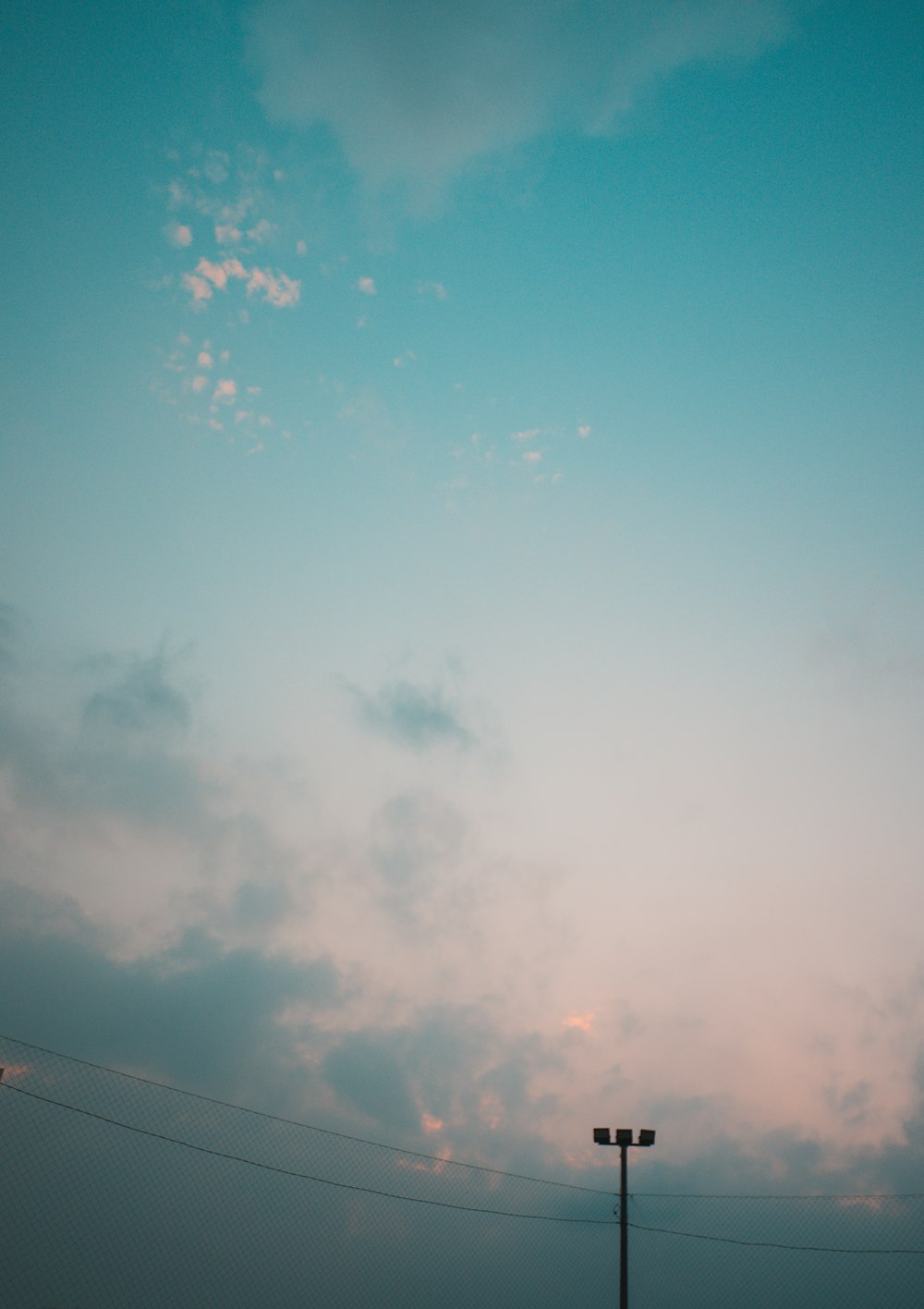 Weiße Wolken und blauer Himmel tagsüber