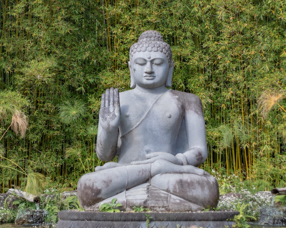 statue en béton gris d’une femme