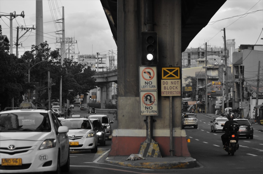 昼間、建物付近の道路を走る車