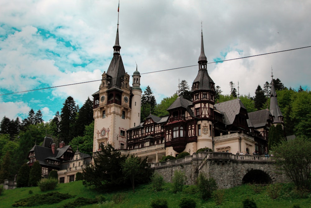 Braunes und schwarzes Betongebäude unter blauem Himmel tagsüber