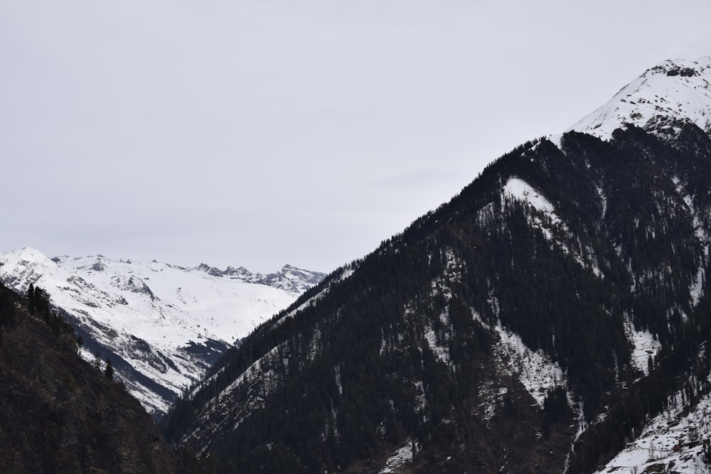 Schneebedeckter Berg tagsüber