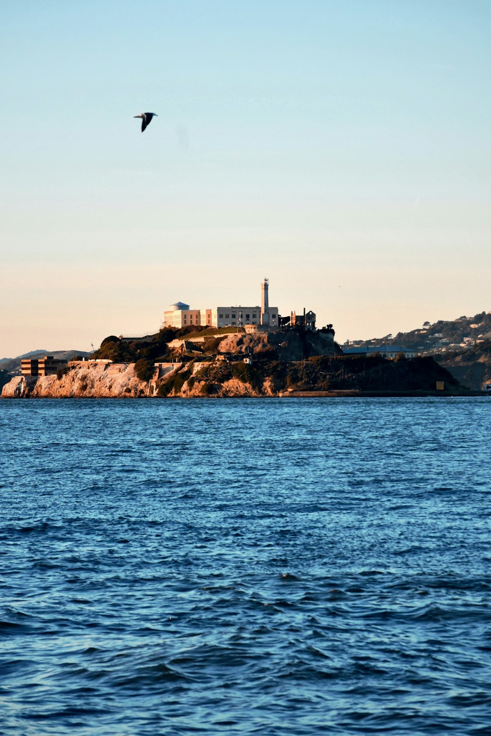 Formation rocheuse brune sur la mer pendant la journée