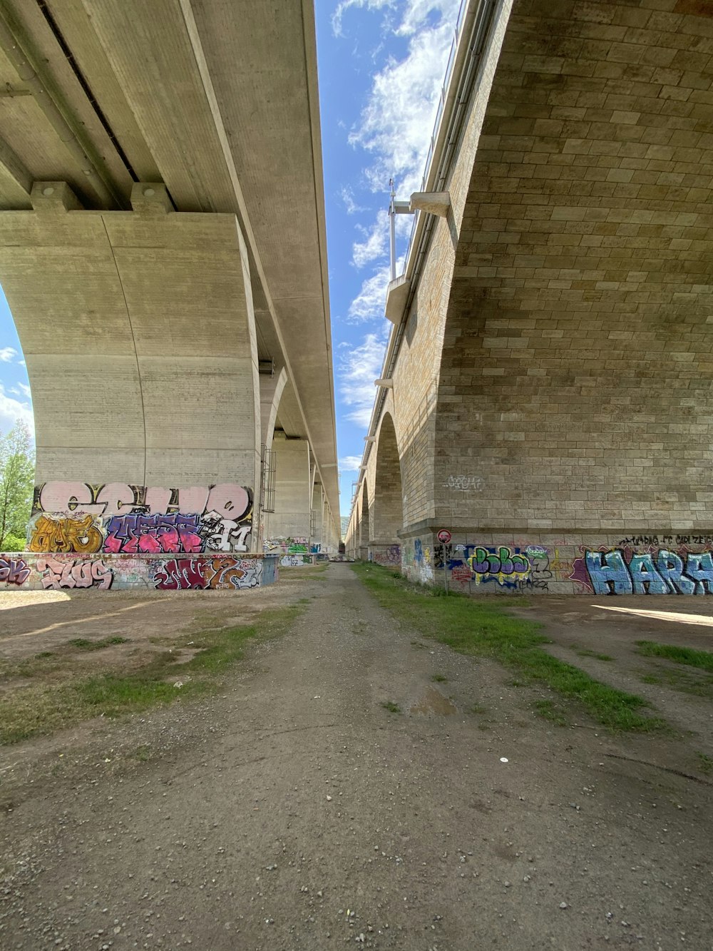 Graffiti en la pared durante el día