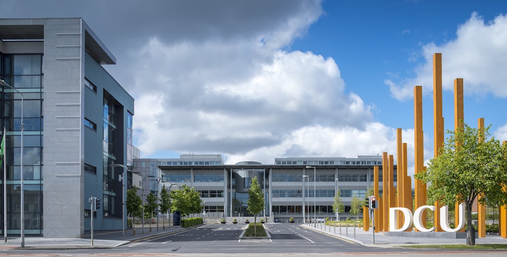 Graues Betongebäude unter blauem Himmel tagsüber