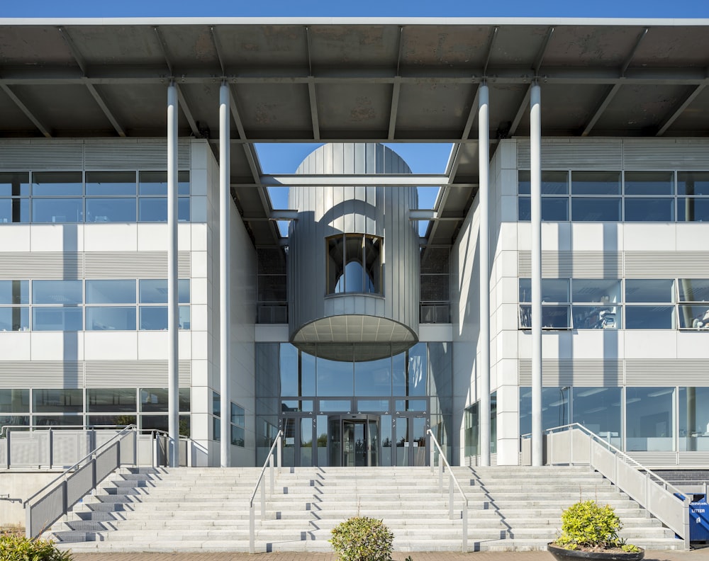 bâtiment en béton blanc pendant la journée