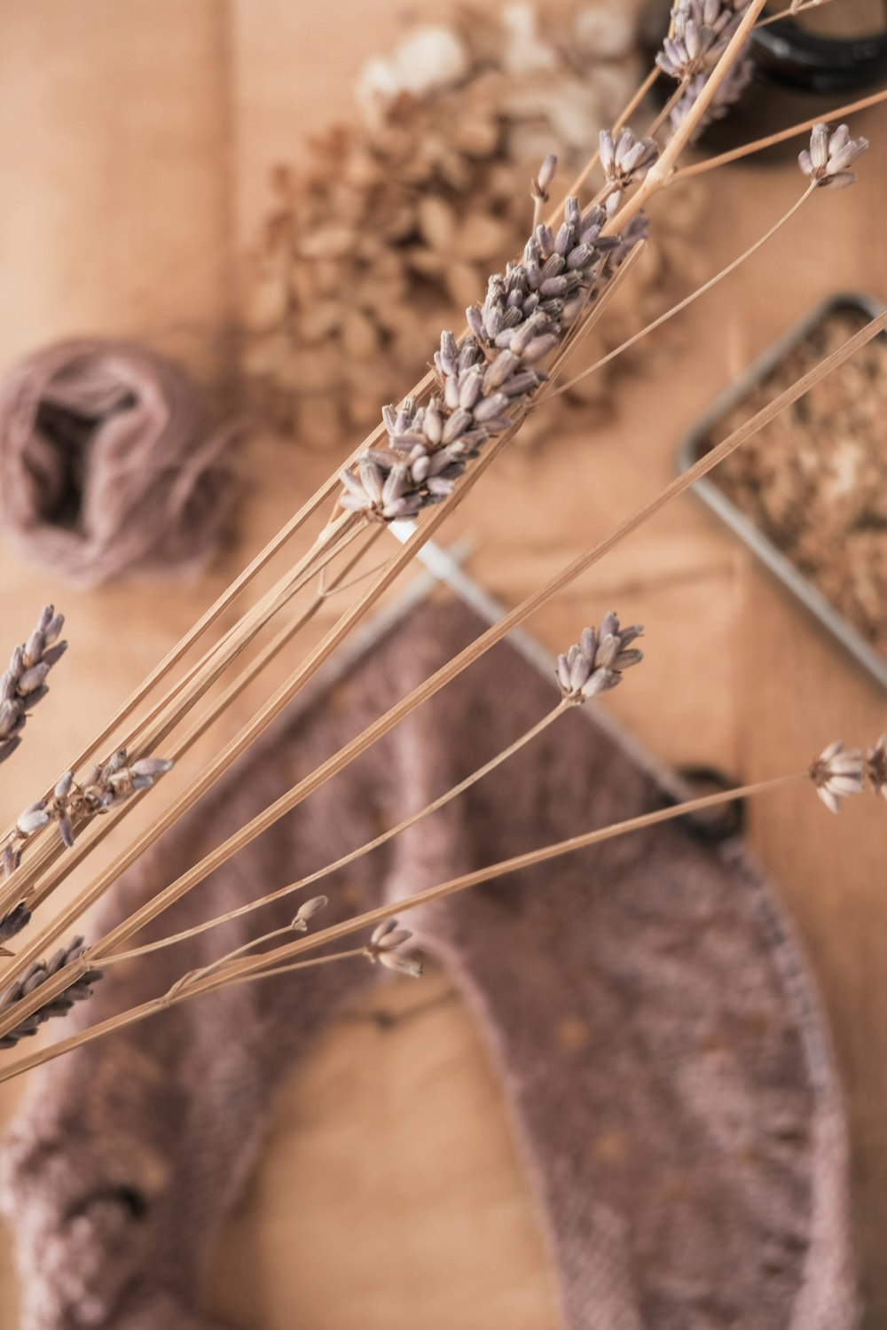 Braune und weiße Blumen auf braunem Holztisch