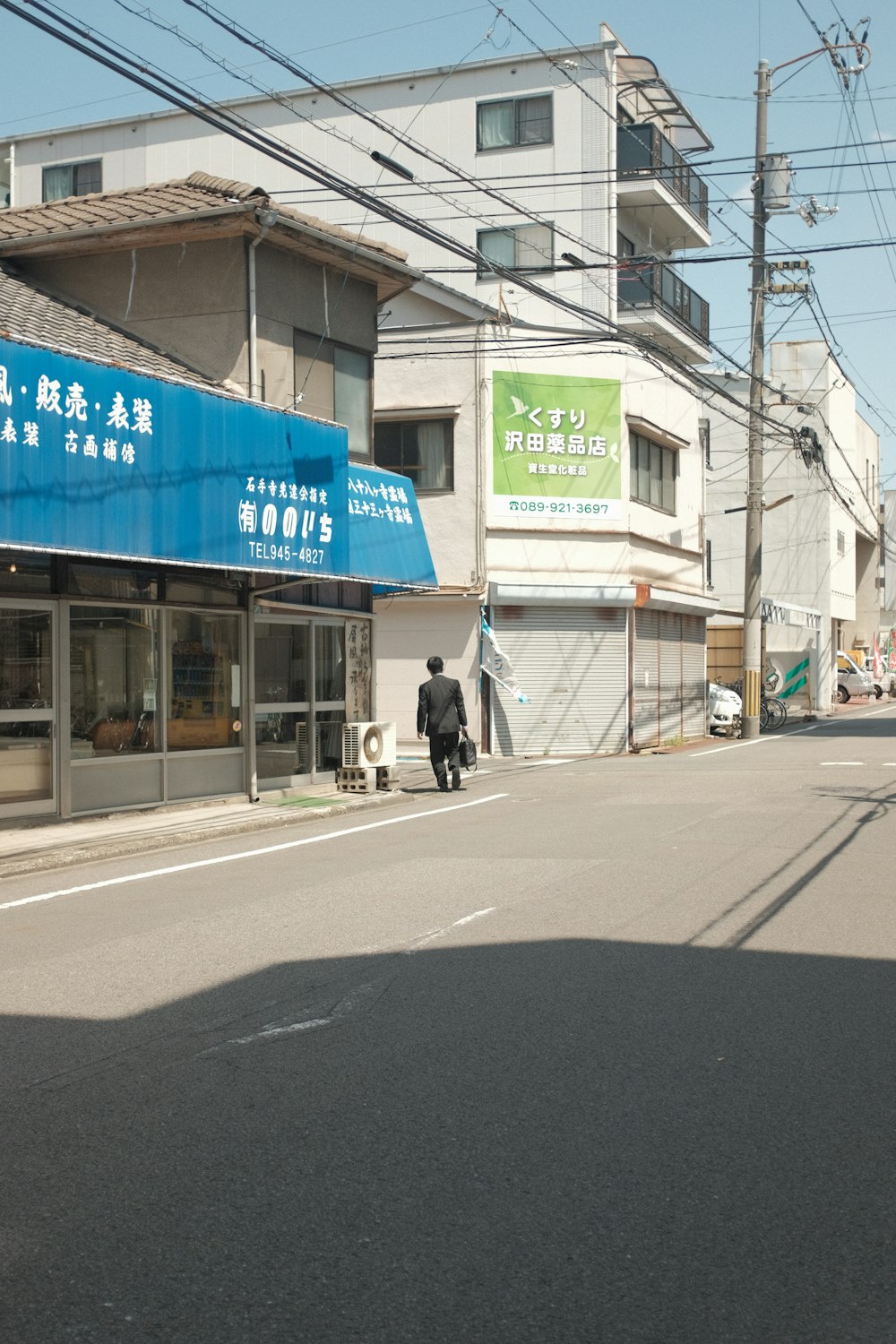 昼間、歩道を歩く人々