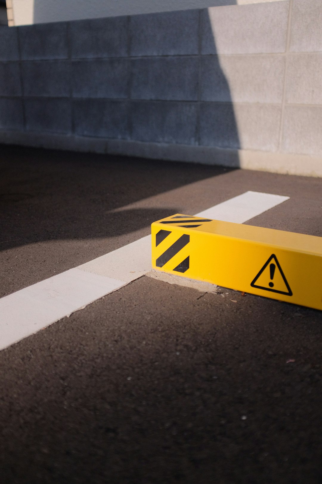 yellow and black arrow sign