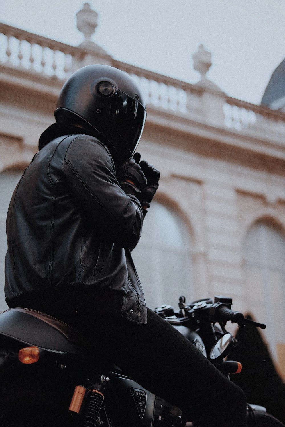 Un uomo che cavalca sul retro di una motocicletta