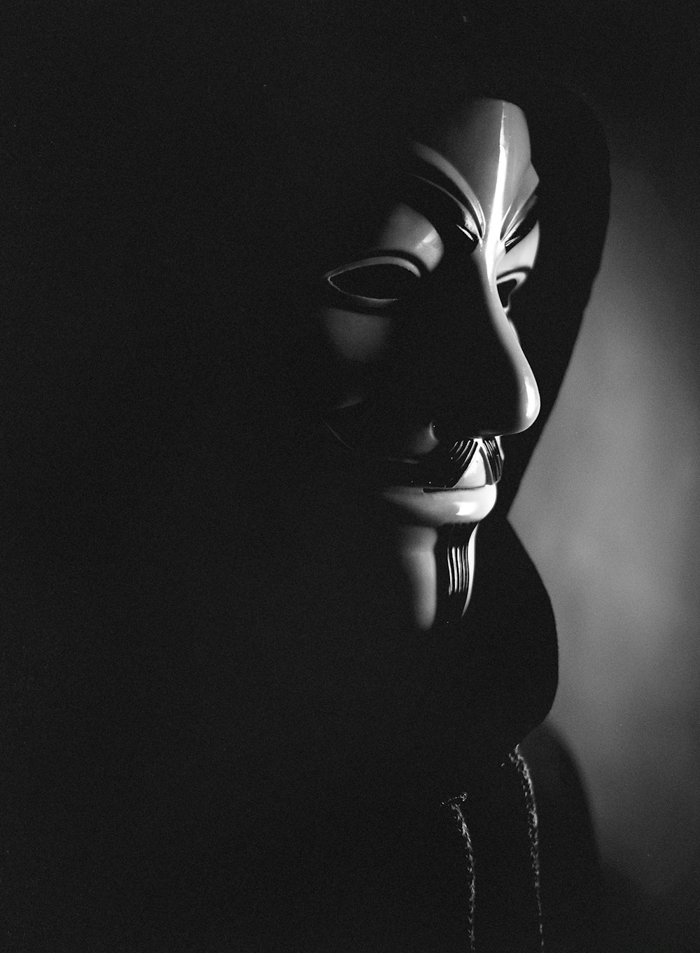 máscara facial em preto e branco