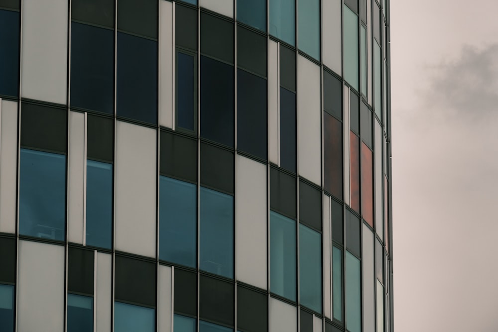 Edificio con paredes de vidrio blanco, rojo y azul