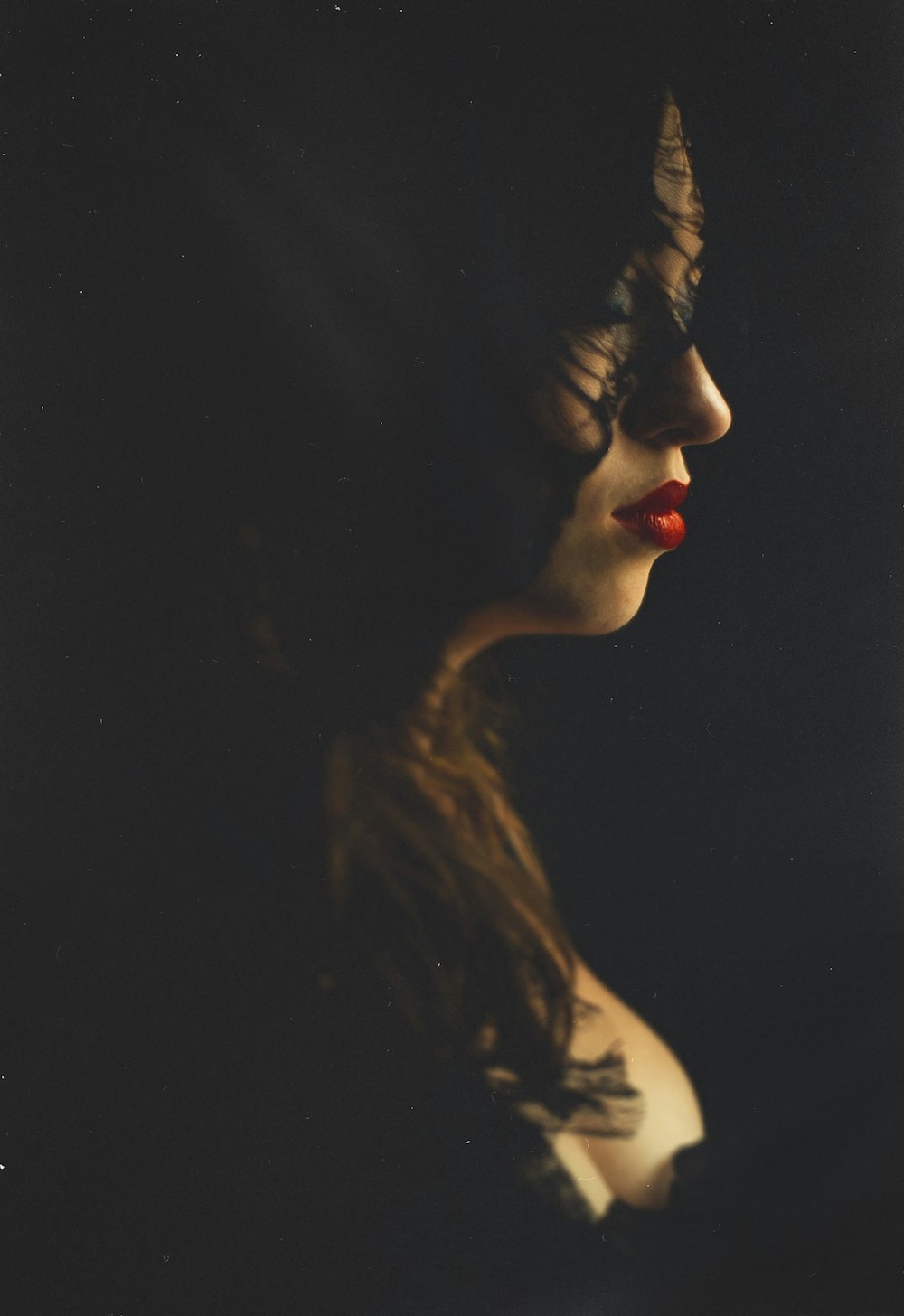 Frau mit rotem Lippenstift und schwarzen Haaren