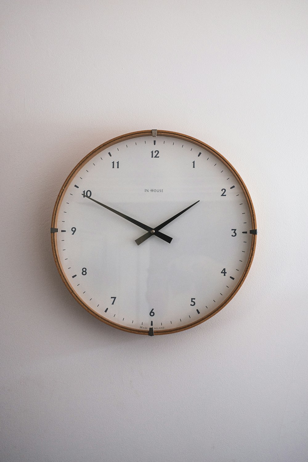 Reloj de pared analógico redondo plateado a las 10:00
