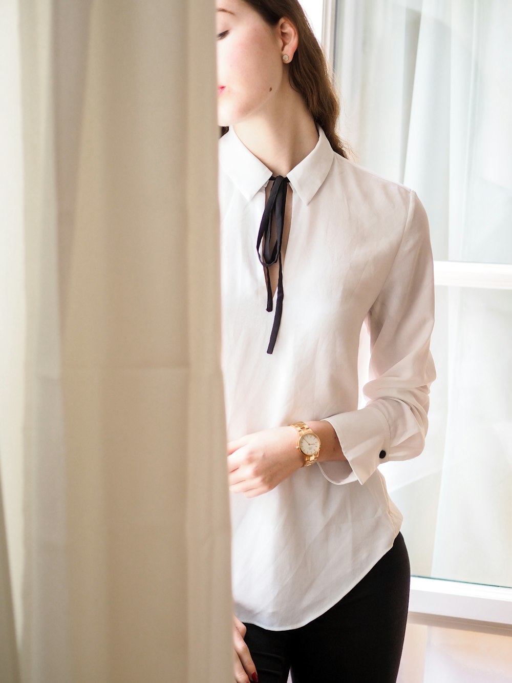 Mujer con blazer blanco y falda negra