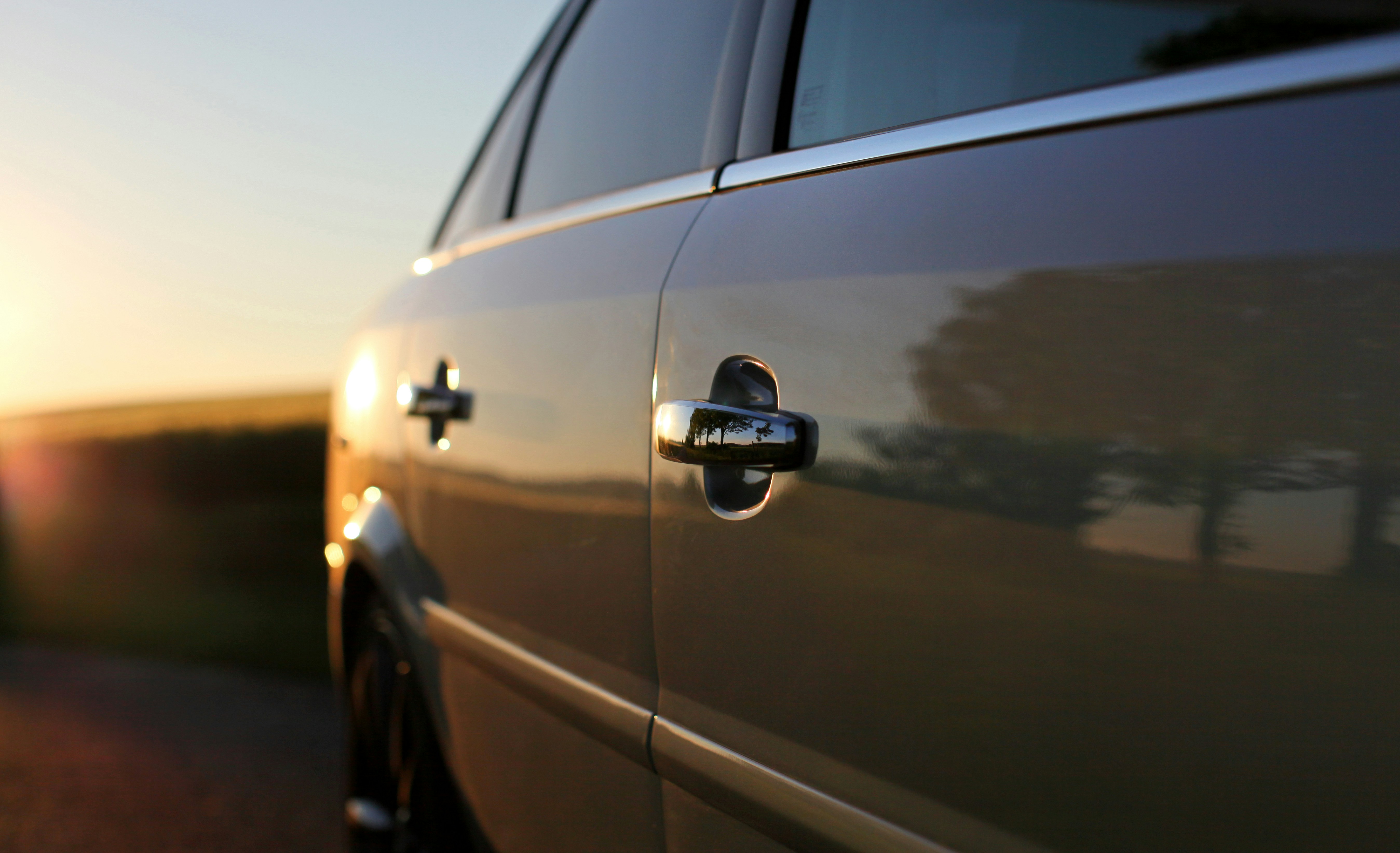 coche amarillo con coche negro en el lateral