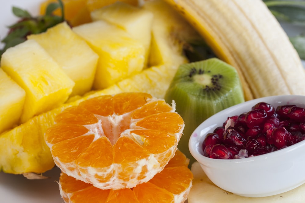 Fruta naranja en rodajas en un cuenco de cerámica blanca