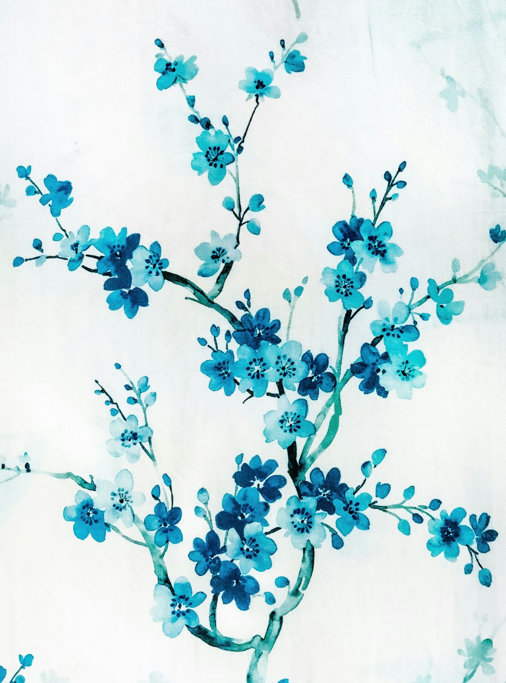 uma pintura de flores azuis em um fundo branco
