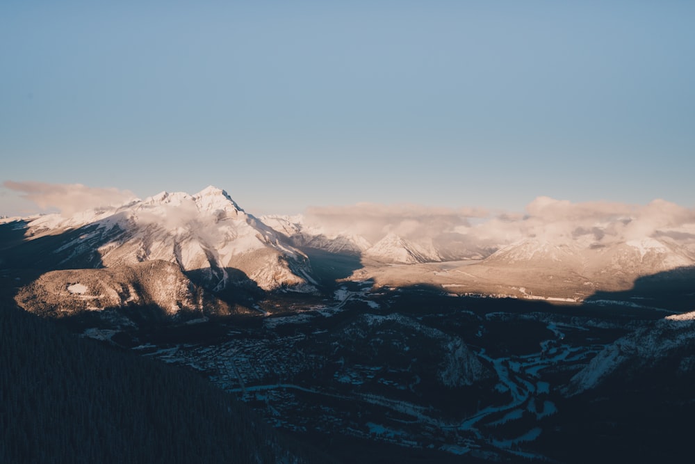 Schneebedeckter Berg unter blauem Himmel tagsüber