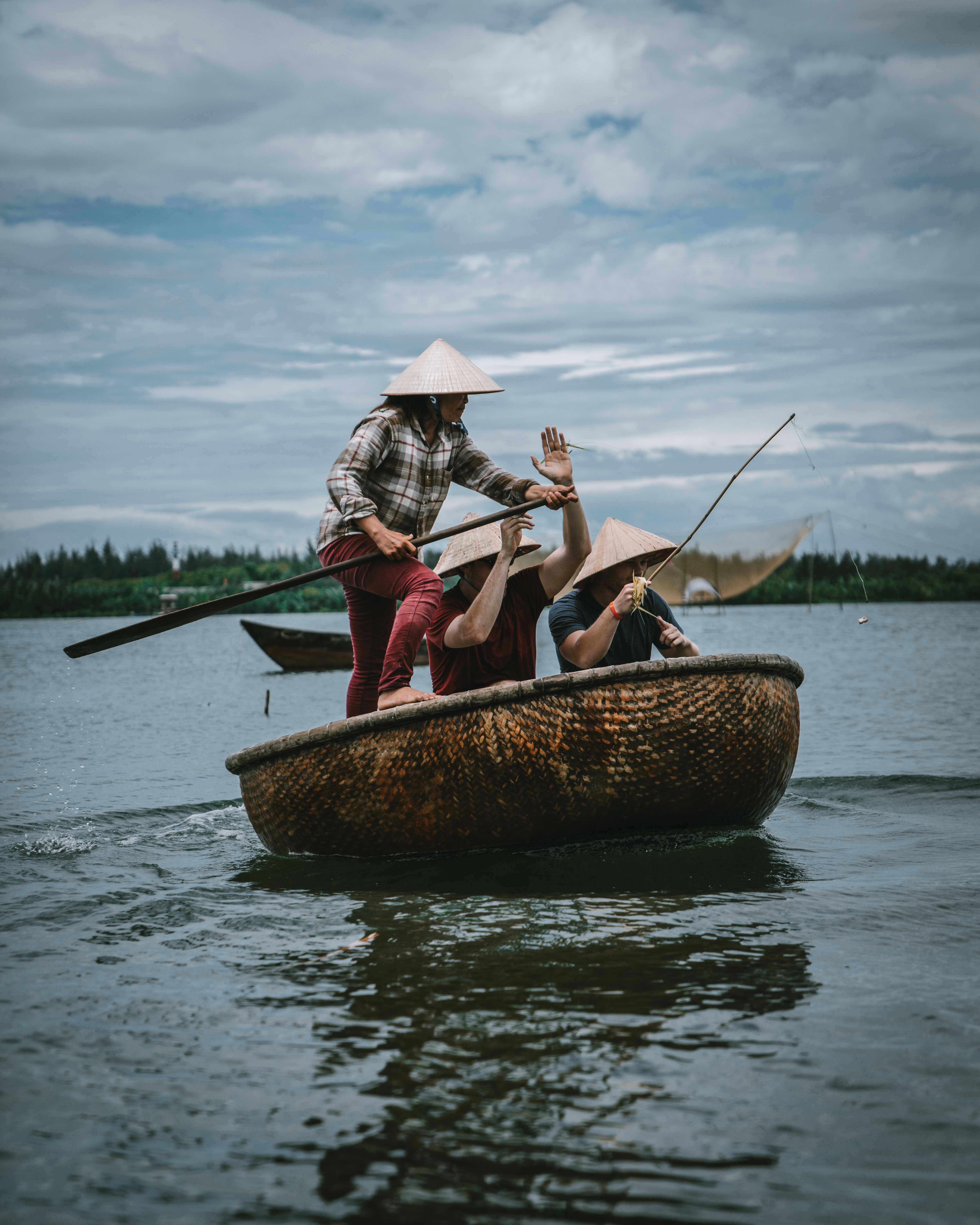 낮에 배를 타는 남자 3명