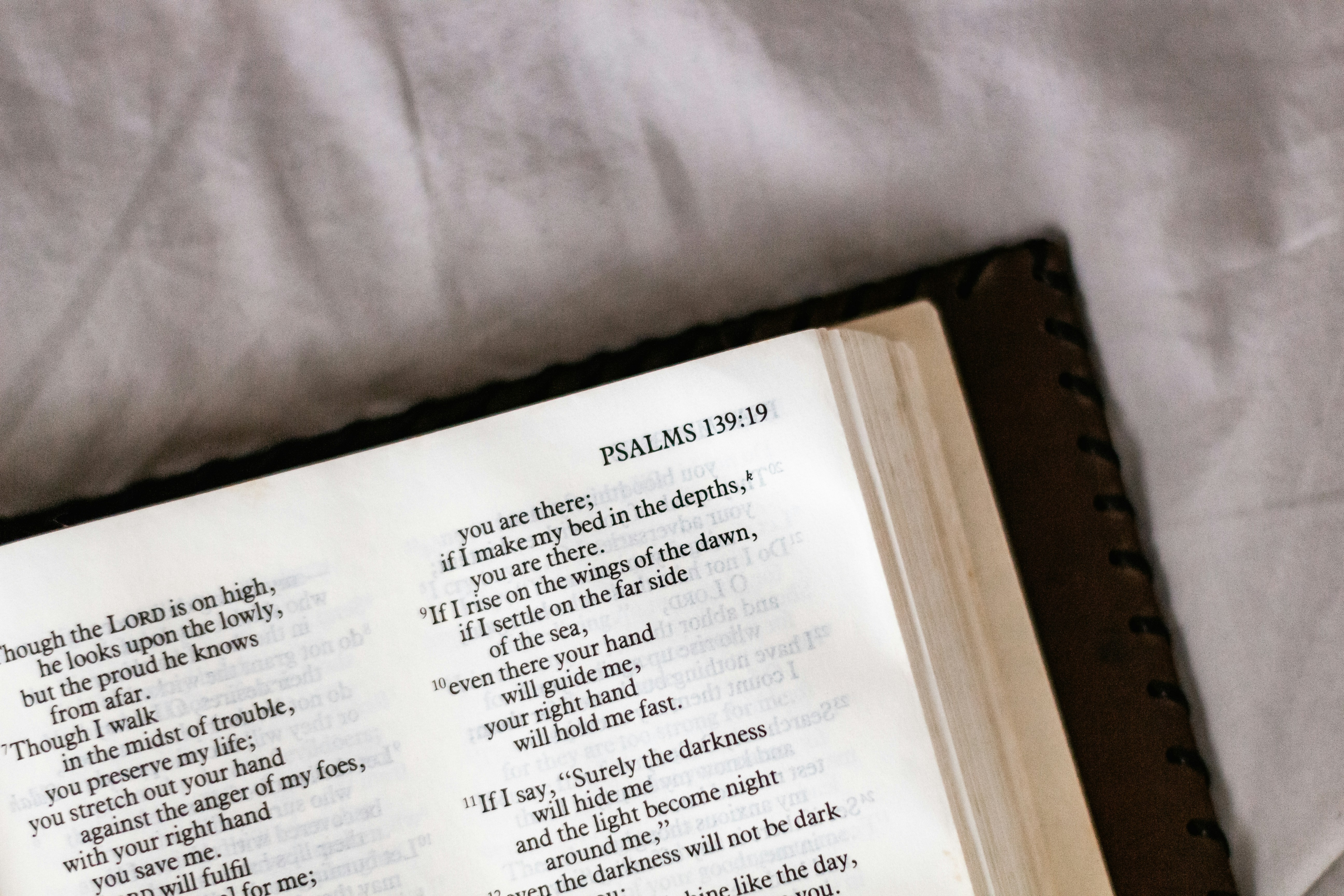 Weißes Druckerpapier auf weißem Textil