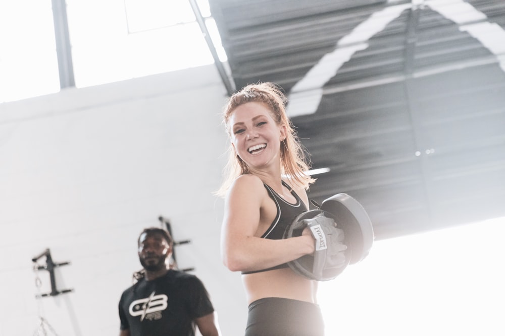 Frau in schwarz-weißem adidas Tanktop lächelt