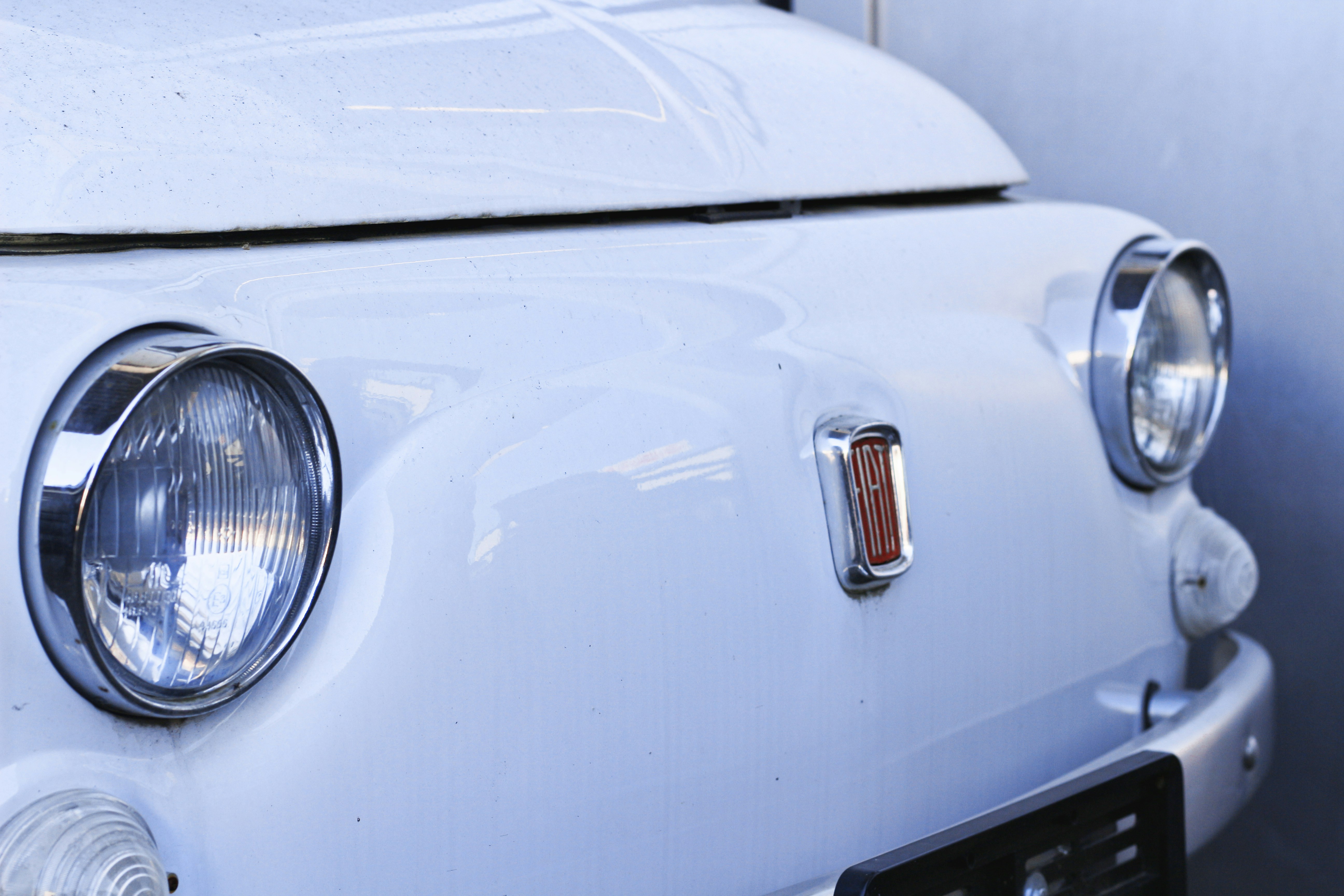シルバーの丸いヘッドライトが付いた白い車の写真 Unsplashの無料青い写真